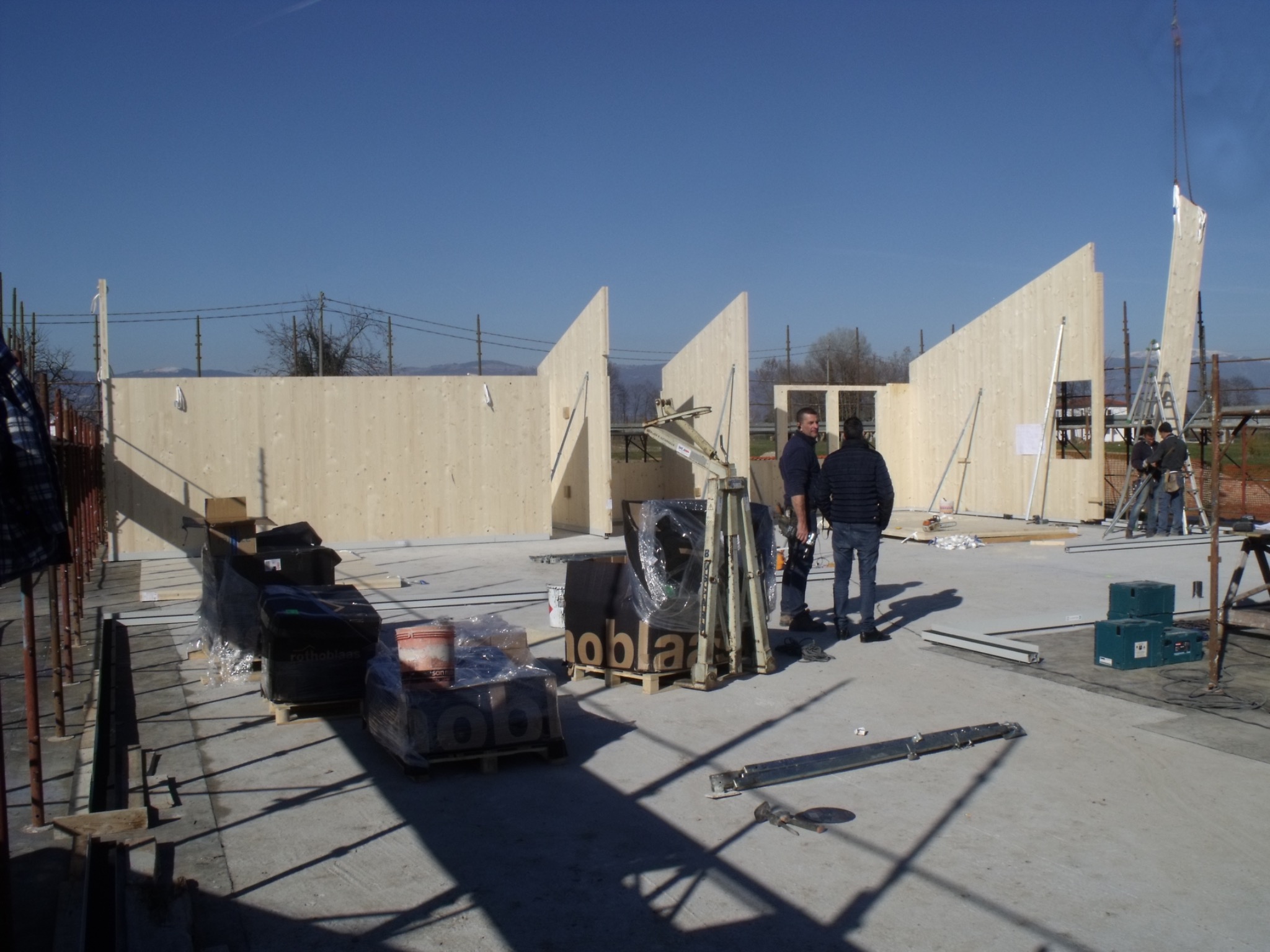 Lavorazione in cantiere tra le pareti in legno