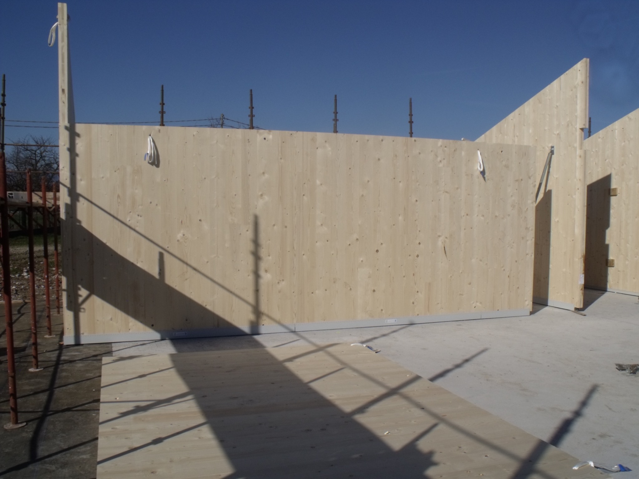 Pareti in legno montate sul perimetro della casa